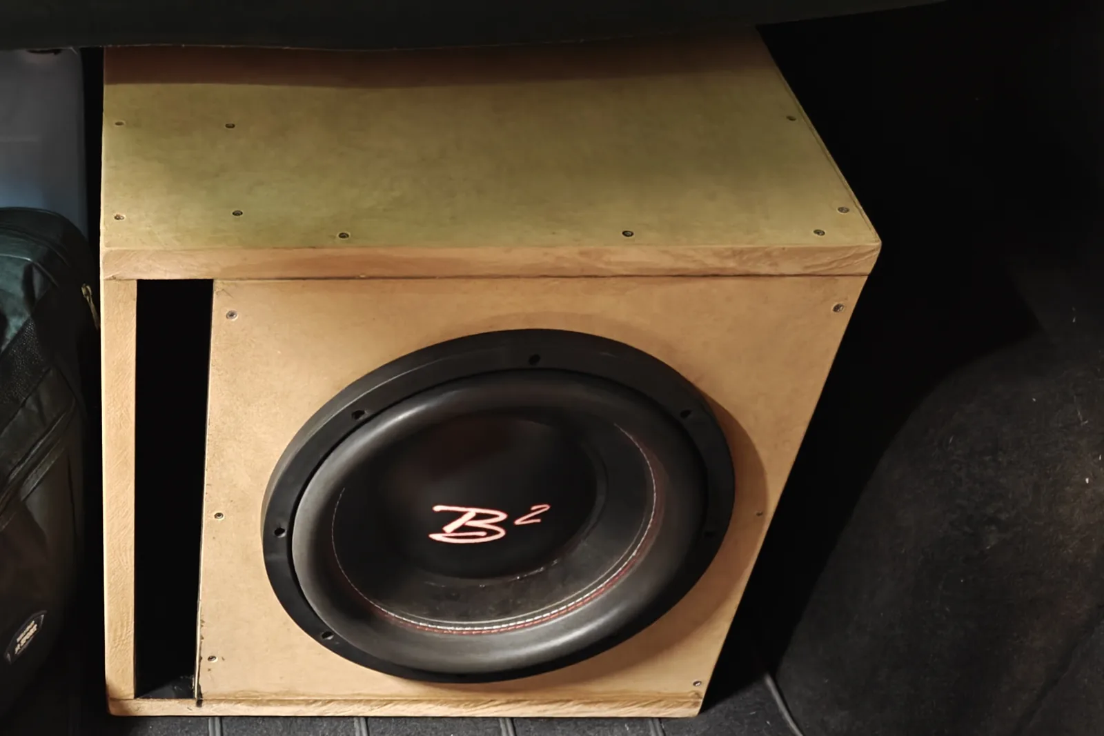 Baskasse med én subwoofer og slot-port i et bagagerum